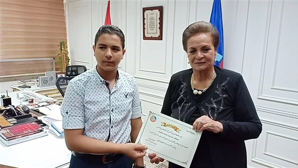 محافظ البحيرة تكرم
