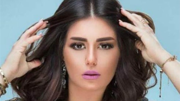 الفنانة منة فضالي