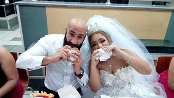 عروسين بداخل أحد