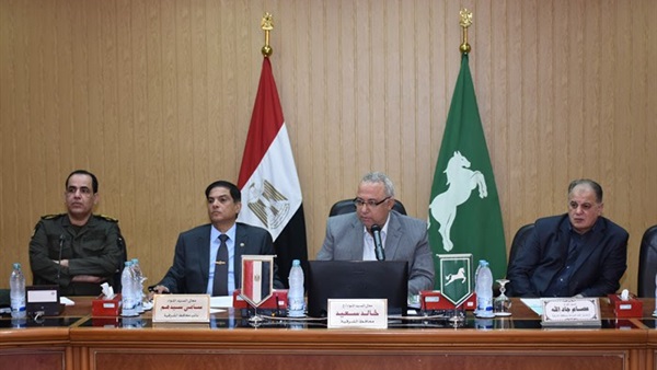 المحافظ خلال الإجتماع