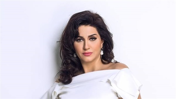 الفنانة وفاء عامر