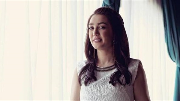 الفنانة يسرا
