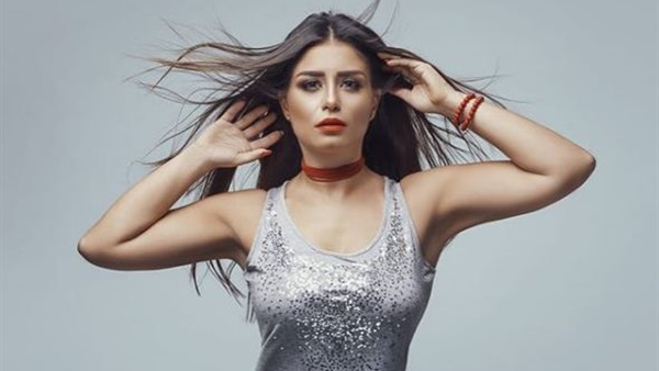 الفنانة منة فضالي
