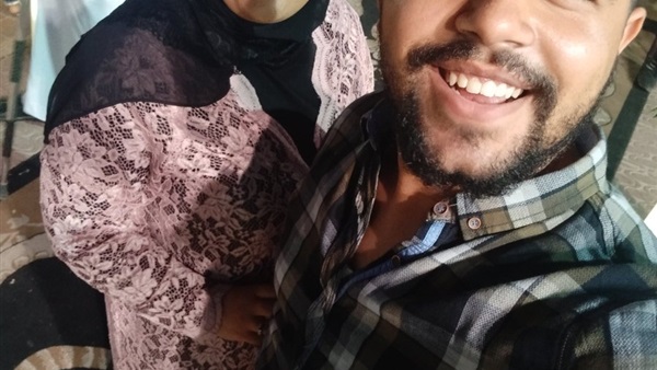 صورة أبن مع أمه المتخرجة