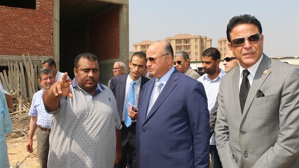 المحافظ خلال الزيارة