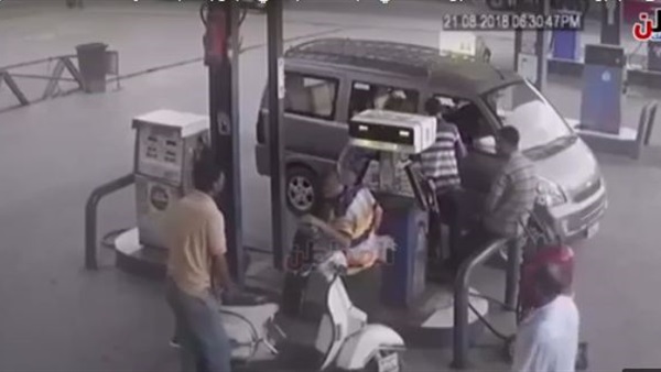 طفلا الدقهلية برفقة