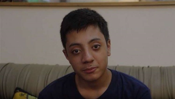 شاب يقوم بإخراج عيناه