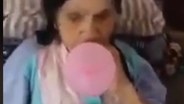 سيدة عجوز