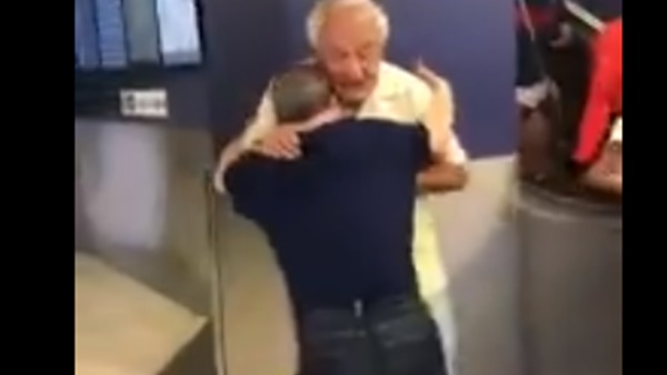 شاب قابل والده بعد