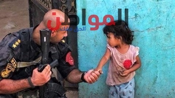 رجال الشرطة تداعب