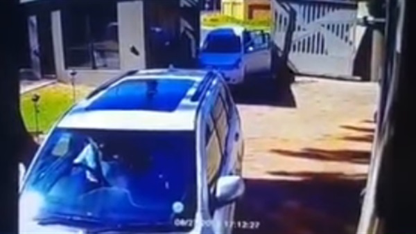 عجوز تهرب من اللصوص