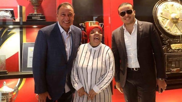 مشجعة الأهلي مع الخطيب