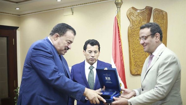وزير الشباب يكرم