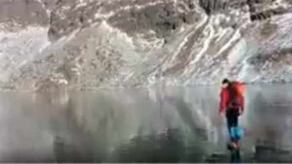 شخص يسير على الجليد