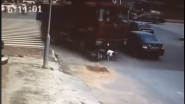 فتاة تهرب من الموت
