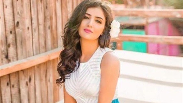 الفنانة مي عمر