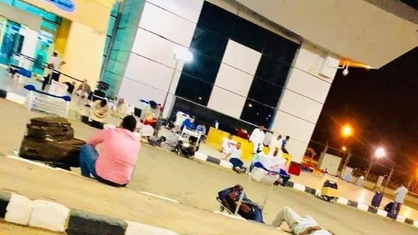 الاهالي في مطار سوهاج