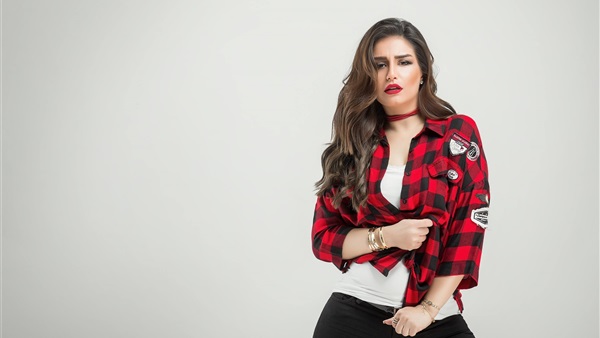 الفنانة منة فضالي