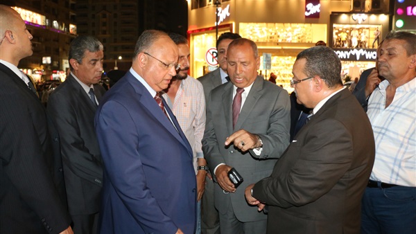 محافظ القاهرة أثناء
