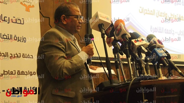 عميد كلية الآداب