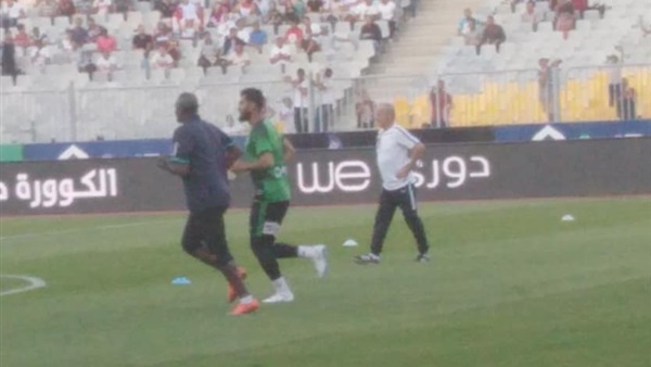 حارس سموحة يصافح