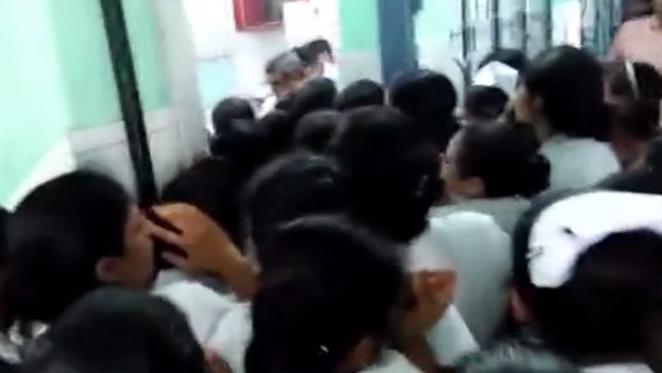 فيديو.. ممرضات يلقن