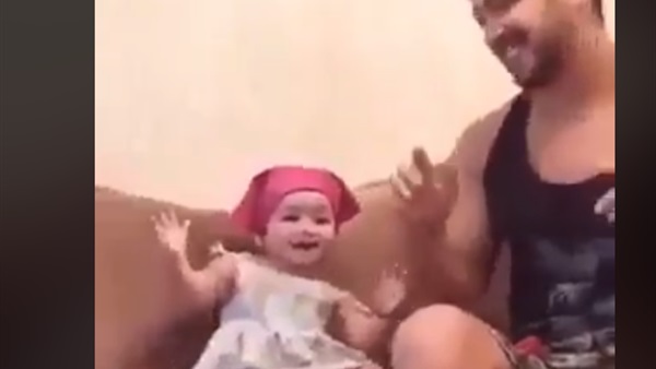 أب وابنته يرقصون