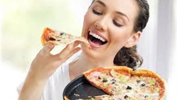 فتاة تتناول البيتزا