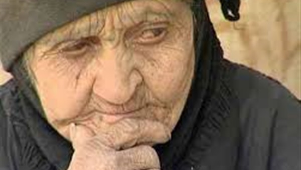 سيدة عجوز