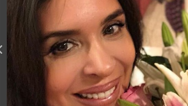 الفنانة دينا