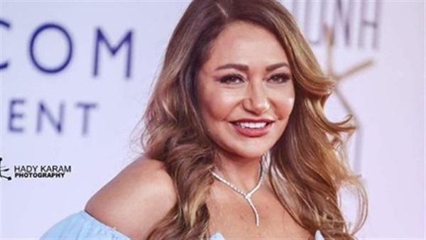 الفنانة يسرا