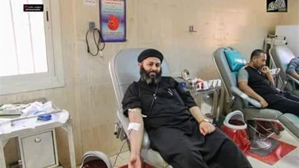 وفد كنيسة طهطا يتبرع