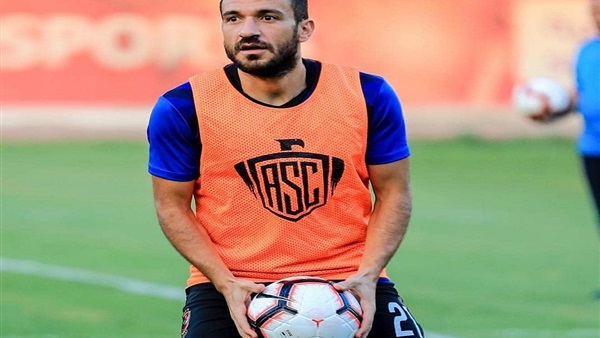 علي معلول لاعب الأهلي