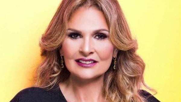 الفنانة يسرا