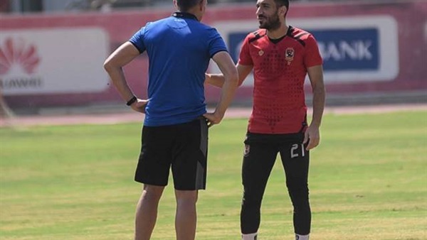 علي معلول لاعب الأهلي