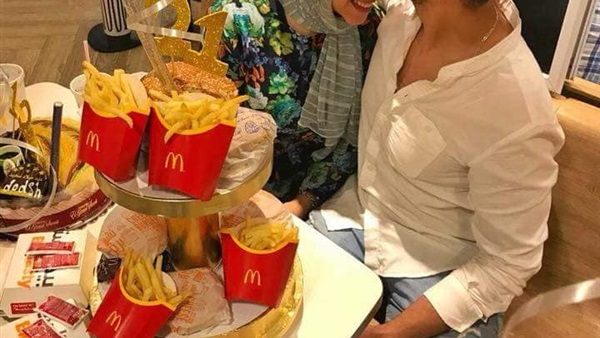 شاب يحتفل بحبيبته