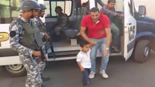 لحظة تسليم الطفل