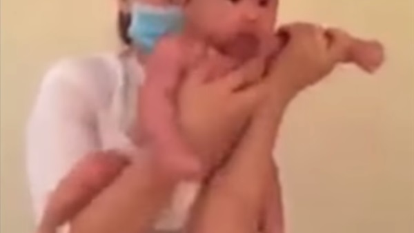 تدليك طفلة بطريقة