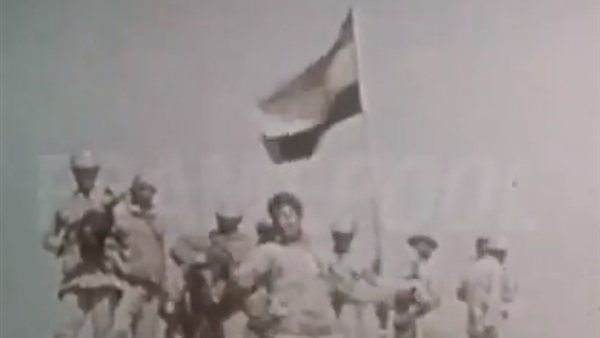 جندي مصري يمزق علم