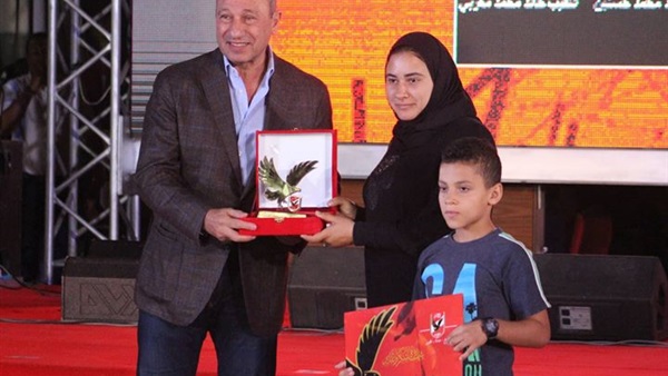تكرم زوجة الشهيد
