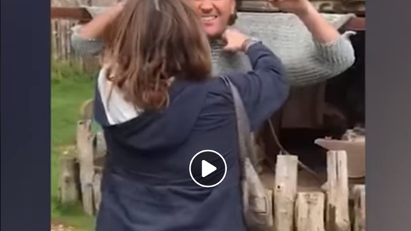 زي معدني يضع رجل
