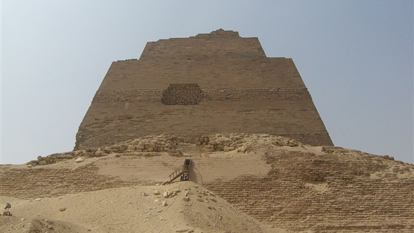 هرم ميدوم في بني