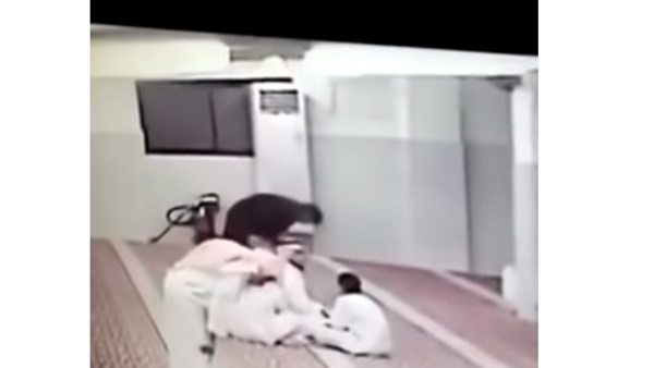 وفاة رجل أثناء أداء