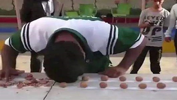 شاب يكسر 247 حبة