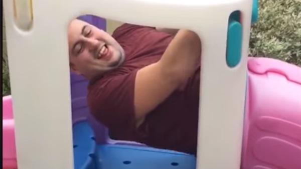 رجل يلعب مع نجلة