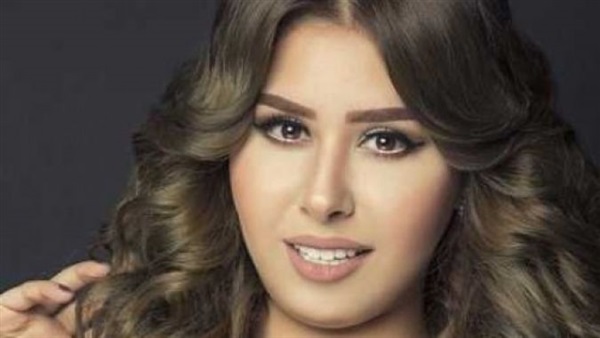الفنانة إيناس عز