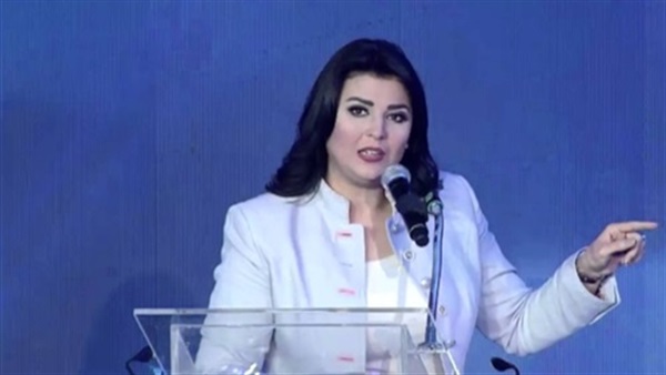 الاعلامية منى الشاذلي