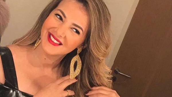 الفنانة دنيا سمير