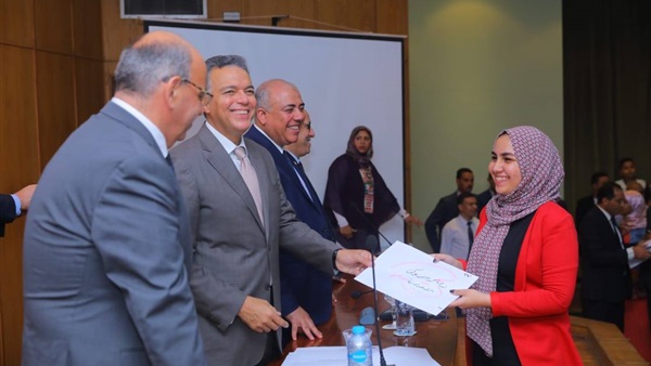 وزير النقل يكرم أبناء