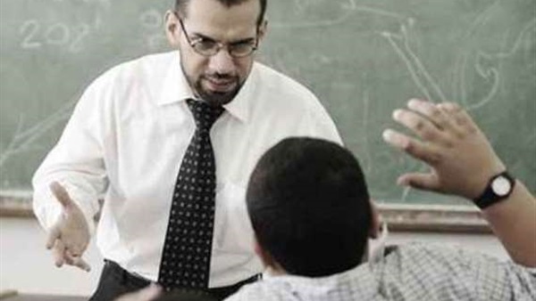 تلميذ يقطع رقبة مدس